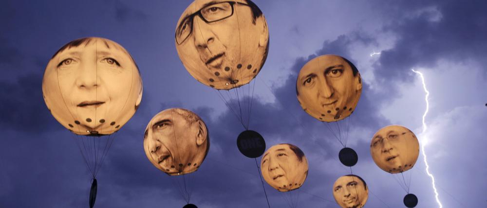 Licht- und Luftgestalten. Der Fotograf Wolfgang Rattay hat Ballons mit den Gesichtern der G7-Führer während einer Protestaktion zum G7-Gipfel in Garmisch-Partenkirchen mitten im Gewitter erwischt. Sein Foto ist Plakat- und Katalog-Motiv der "Rückblende 2015".