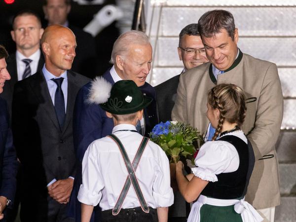 Der bayerische Ministerpräsident Markus Söder begrüßt US-Präsident Joe Biden.