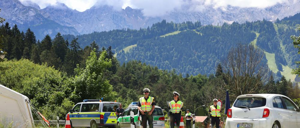 Polizisten stehen bei einer Verkehrskontrolle am Ortseingang von Garmisch-Partenkirchen.