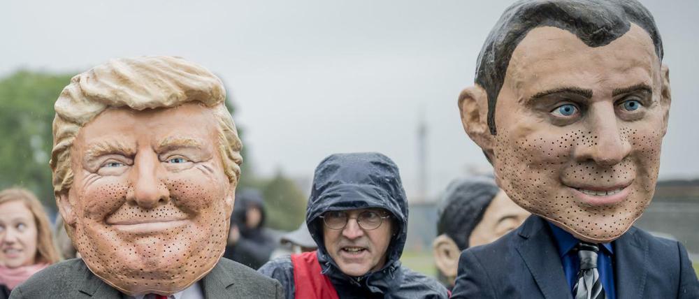 G-7-Protest: Demonstranten mit Masken von US-Präsident Trump und Frankreichs Präsident Macron