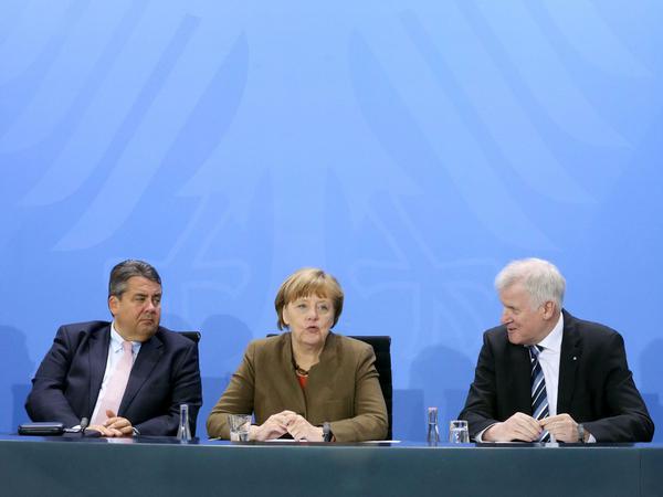 Der Bundeswirtschaftsminister und Vize-Kanzler Sigmar Gabriel (SPD, l-r), Bundeskanzlerin Angela Merkel (CDU) und der CSU-Vorsitzende Horst Seehofer. (Archivbild)