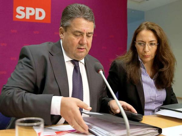 Vizekanzler und SPD-Chef Sigmar Gabriel mit seiner Generalsekretärin Yasmin Fahimi auf dem Parteikonvent seiner Partei im Willy-Brandt-Haus in Berlin. 