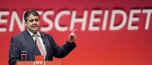 SPD-Chef Sigmar Gabriel kritisiert Merkel für ihre zaghafte Reaktion auf die Spionageaffäre und fordert den Aufbau europäischer 