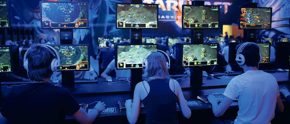 Besucher spielen auf der Computerspiele Messe Gamescom das Spiel "StarCraft" (Blizzard Entertainment) 