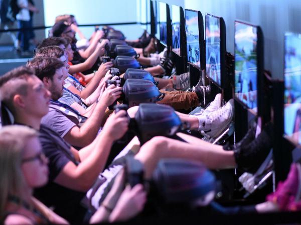 Gamer testen Spiele in Köln auf der Gamescom 2016. 