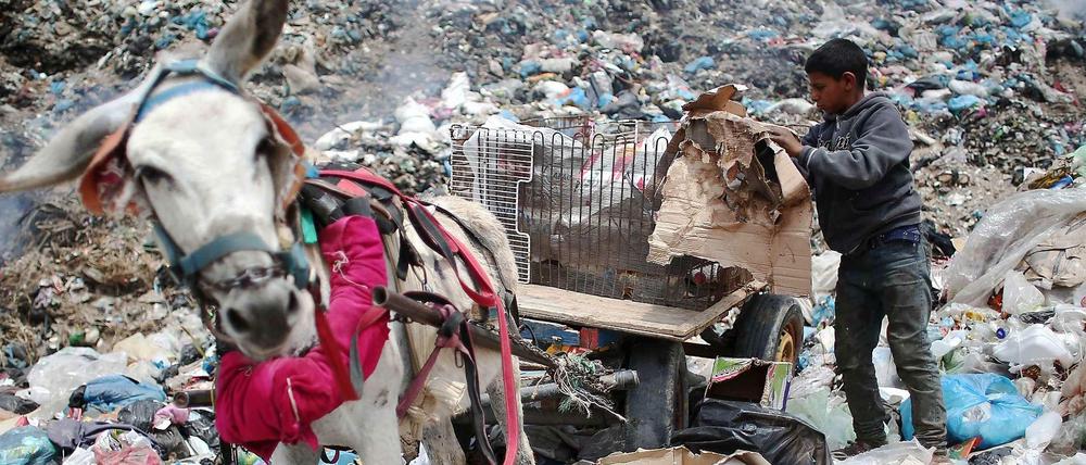 Müll als Einnahmequelle: Ein Junge in Gaza auf der Suche nach Dingen, die er möglicherweise verkaufen kann.
