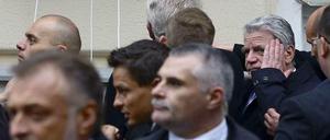 Getroffen: Bundespräsident Joachim Gauck (rechts) fasst sich nach dem Eierwurf an die Schläfe.