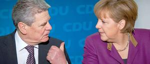 Machst du, oder ich? Bundespräsident Joachim Gauck sieht eher Bundeskanzlerin Angela Merkel (CDU) in der Verantwortung, die Euro-Politik zu erklären. Er sei schließlich "keine Ersatzregierung".