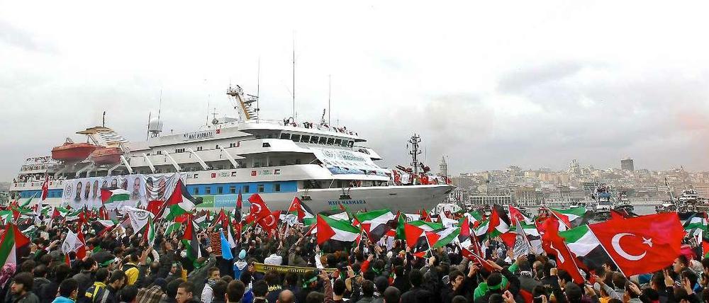 Die "Mavi Marmara" bei ihrer Rückkehr in Istanbul. Israel hatte im Mai 2010 die Gaza-Hilfsflotte angegriffen. Dabei kamen neun türkische Staatsbürger ums Leben. 