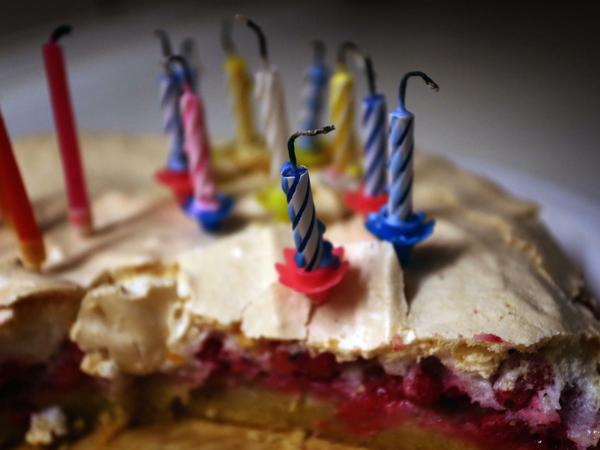 Kerzen auf einem Geburtstagskuchen: Stirbt dieser Brauch aus?