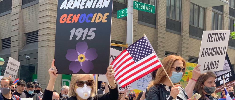US-Präsident Biden hat trotz türkischer Warnungen den Völkermord an den Armeniern anerkannt - hier eine Demonstration in New York. 