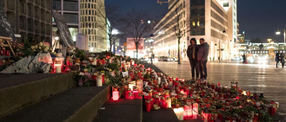 Blumen und Kerzen, die zum Gedenken an die Opfer vom Breitscheidplatz aufgestellt wurden.