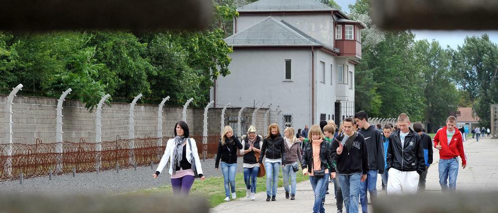 Zahlreiche Schülergruppen besuchen die Gedenkstätte des ehemaligen Konzentrationslagers Sachsenhausen in Oranienburg (Oberhavel).