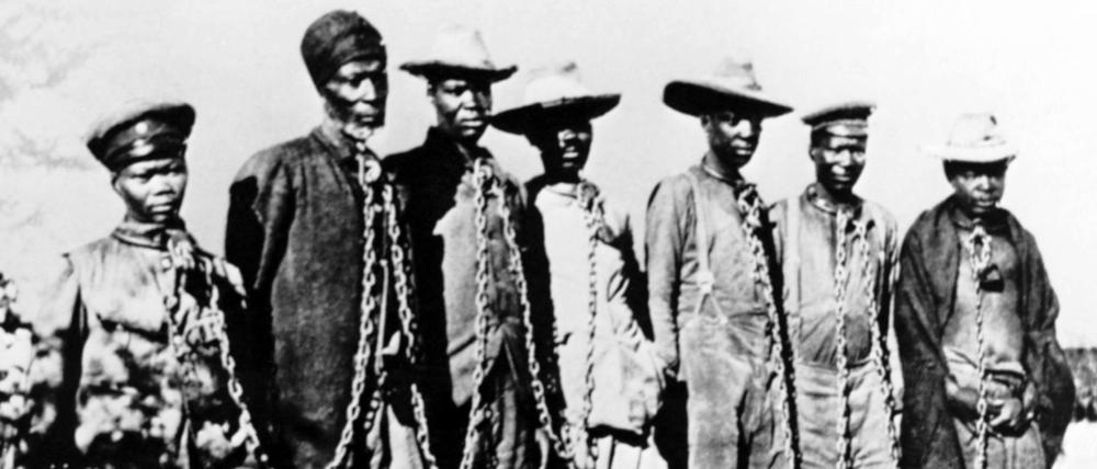 Gefangene Herero während des Herero-Aufstandes in der deutschen Kolonie Deutsch-Südwestafrika (Namibia) 1904. 