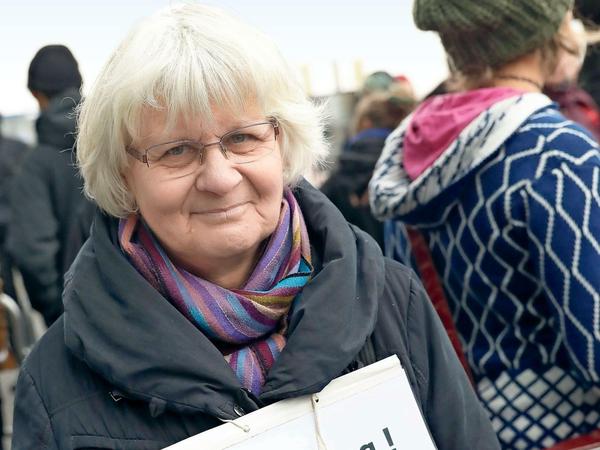 Irmela Mensah-Schramm protestiert im November 2016 gegen einen Aufmarsch von Rechtsextremisten in Berlin. 