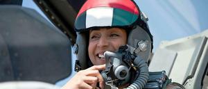 Wahrscheinlich ein Geistesblitz von britischen PR-Firmen, die im Ölsold des Golfstaates dessen Image glänzend machen: Die 35-Jährige Kampfpilotin aus den Vereinigten Arabischen Emiraten - eine Art Jeanne d’Arc der Lüfte. 