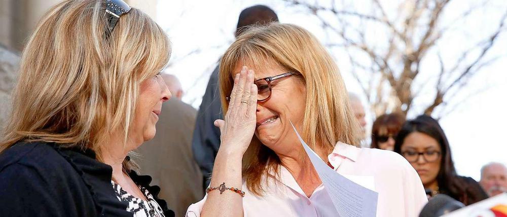 Terri Crippes (L) und Lori Lyon, die Tanten der getöteten amerikanischen Geisel Kayla Mueller, bei einer Pressekonferenz in Prescott.