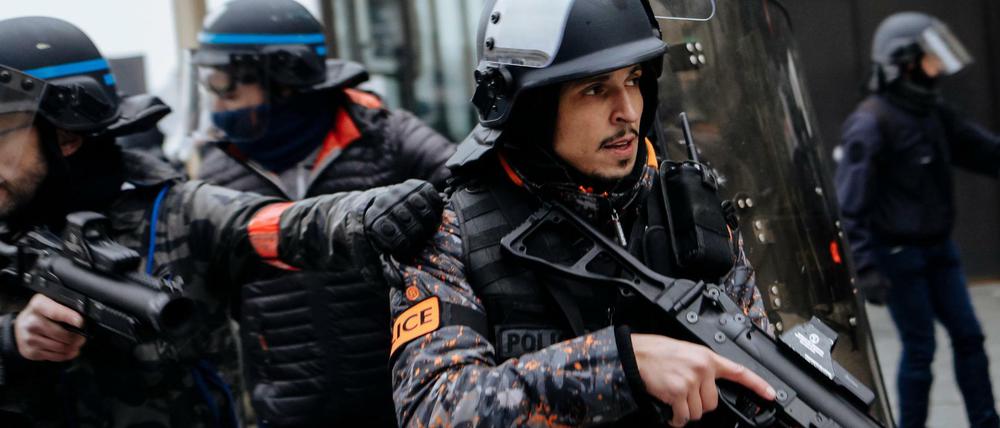 Bewaffnete Bereitschaftspolizisten beobachten eine Demonstration der "Gelbwesten" in Paris 