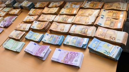 Bei einer Razzia 2019 beschlagnahmte Euro-Banknoten im Bundeskriminalamt.