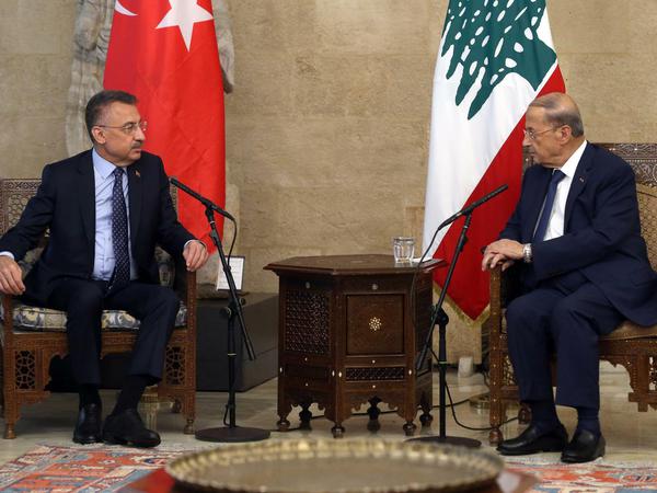 Michel Aoun (r), Präsident des Libanon, und Ahmed Aboul Gheit, Generalsekretär der Arabischen Liga, sitzen bei einem Treffen im Präsidentenpalast.