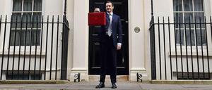Großbritanniens Schatzmeister George Osborne ist stolz auf die geringeren Schulden.