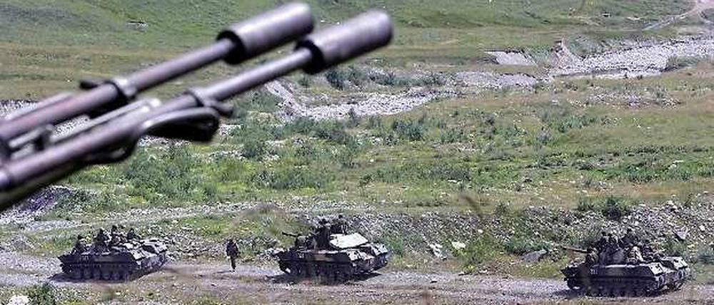 Vor fünf Jahren begann der Krieg zwischen Georgien und Russland. Hier zu sehen: Panzer der russischen Armee, die am 22.August 008 aus Südossetien abziehen.