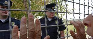 In Georgien demonstrieren die Menschen vor Gefängnissen, nachdem brutale Foltervideos aufgetaucht sind.