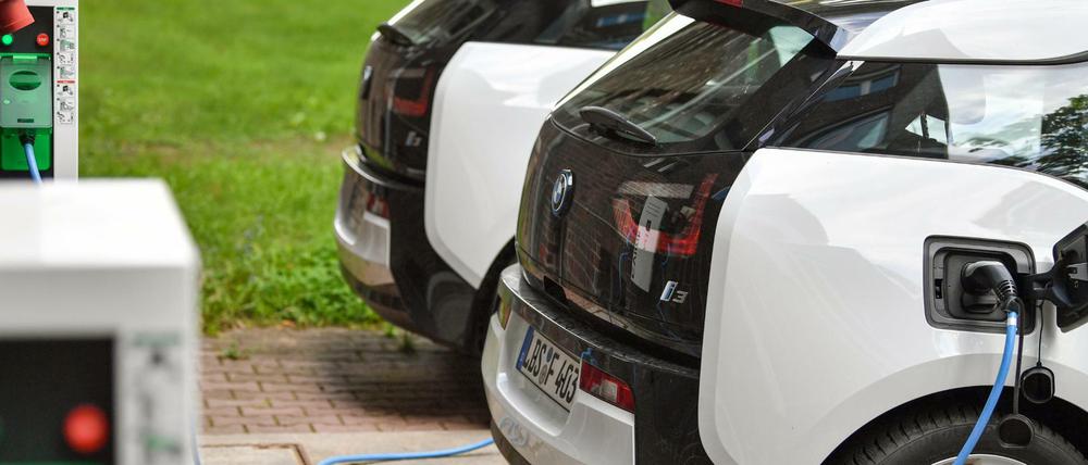 Eingestöpselt: Elektrofahrzeuge von BMW an Ladesäulen im brandenburgischen Schönefeld.