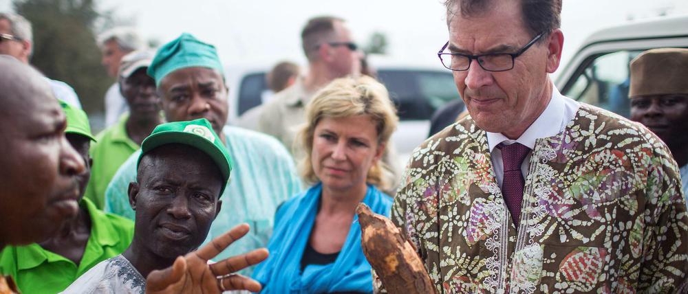Bundesentwicklungsminister Gerd Müller (CSU) bei einem Nigeria-Besuch in 2014.