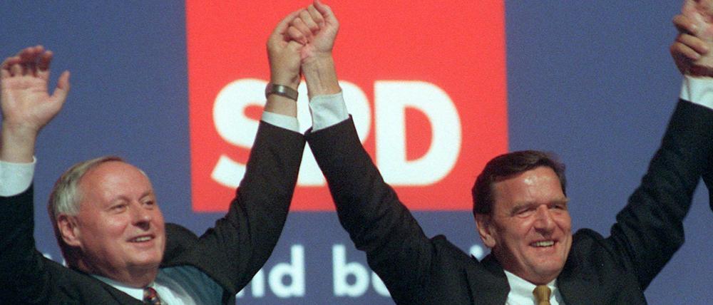 Das waren Zeiten: Gerhard Schröder und Oskar Lafontaine halten sich 1998 bei der Wahlkampf-Abschlußveranstaltung der SPD an den Händen.