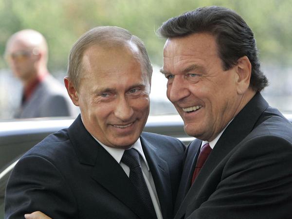 Der damalige Bundeskanzler Gerhard Schröder (r) und der russische Präsident Wladimir Putin im September 2005 in Berlin.