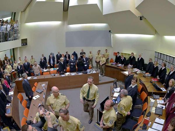 Der Gerichtssaal des Münchener Oberlandesgerichts. In der Mitte des Bildes sehen Sie die Hauptangeklagte Beate Zschäpe, die den Medienvertretern den Rücken zuwendet.
