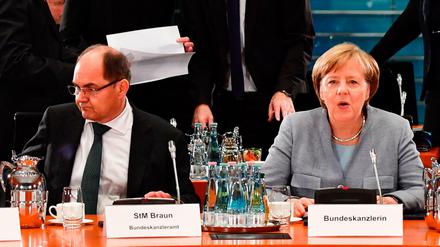 Bundeslandwirtschaftsminister Christian Schmidt und Bundeskanzlerin Angela Merkel auf dem "Dieselgipfel" am 28.11.17. in Berlin. 