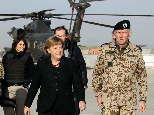 Erich Vad besuchte 2010 mit Angela Merkel die Bundeswehr in Afghanistan.