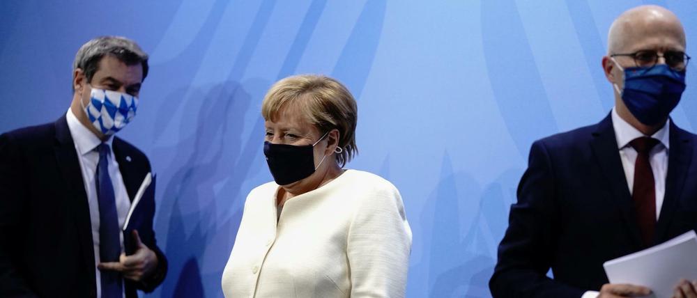 Markus Söder (l), Angela Merkel und Peter Tschentscher präsentieren die Ergebnisse des Corona-Gipfels.