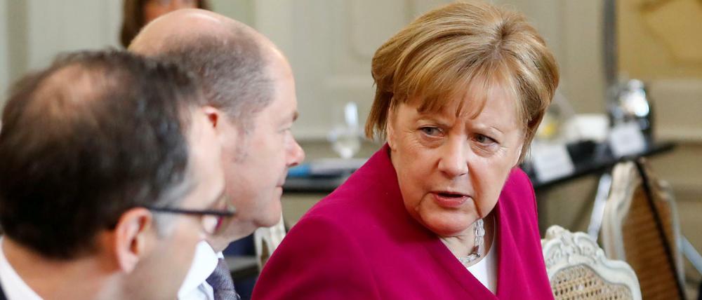 Kanzlerin Merkel mit Finanzminister Scholz und Außenminister Mass in Meseberg 