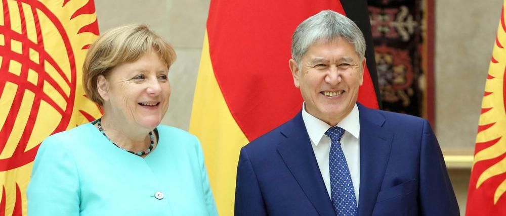 Angela Merkel mit dem kirgisischen Präsidenten Almazbek Atambayev. 