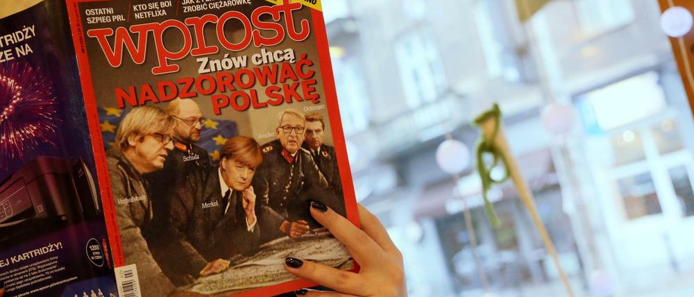Nach kritischen Äußerungen deutscher EU-Politiker über Polen zeigte ein polnisches Magazin Kanzlerin Angela Merkel in Hitler-Pose, umgeben von EU-Politikern als Wehrmachtsgenerälen.