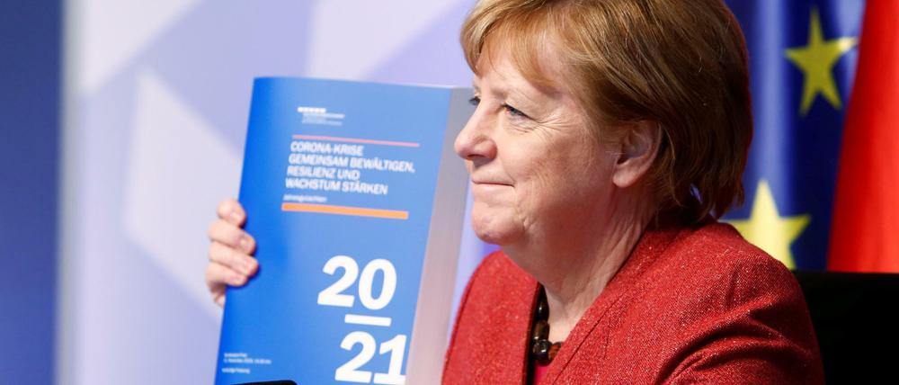 Verhalten optimistisch: Angela Merkel mit dem Report der Wirtschaftsweisen in der Hand.