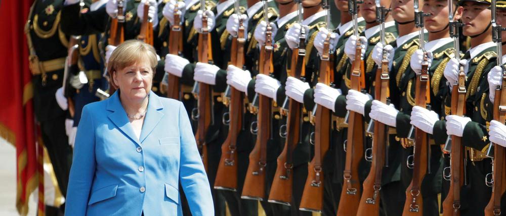 Bundeskanzlerin Angela Merkel am Donnerstag beim Empfang in Peking mit militärischen Ehren.