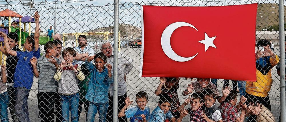Die Lage hat sich beruhigt. Eine türkische Fahne hängt am Zaun eines Flüchtlingslagers nahe der syrischen Grenze.