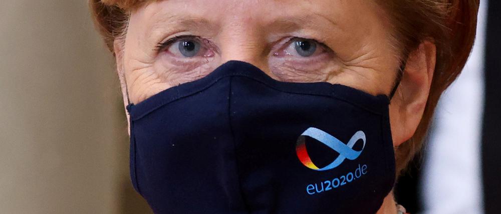 Bundeskanzlerin Angela Merkel (CDU) mit EU-Schutzmaske 