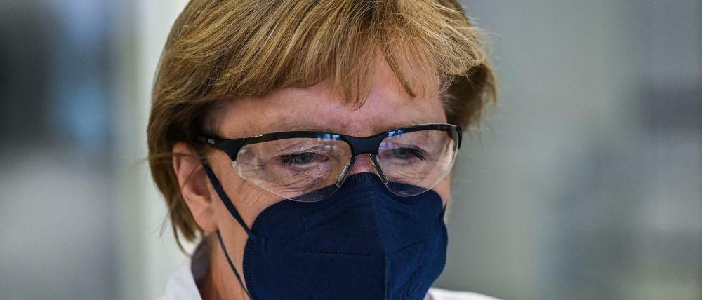 Angela Merkel beim Besuch des Biontech-Werks - die Kanzlerin setzt auf eine höhere Impfbereitschaft. 