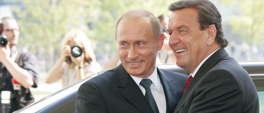 Ein Bild aus dem Jahre 2005: SPD-Kanzler Gerhard Schröder empfängt Wladimir Putin.