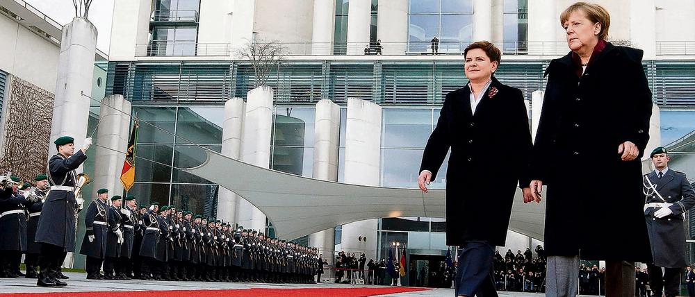 Auf getrennten Wegen: Bundeskanzlerin Angela Merkel (R) und Polens Ministerpräsidentin Beata Szydlo.