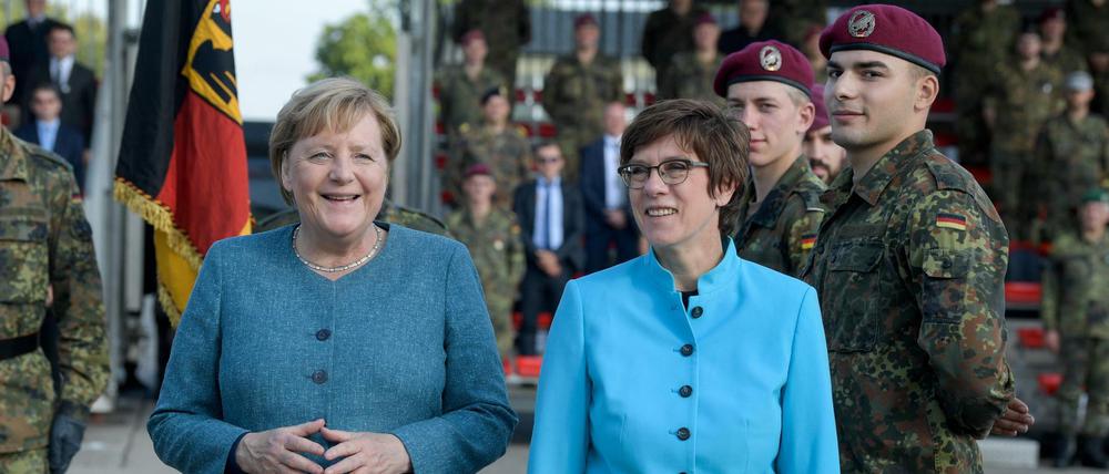Bundeskanzlerin Merkel und Verteidigungsministerin Kramp-Karrenbauer beim Rückkehrappell.