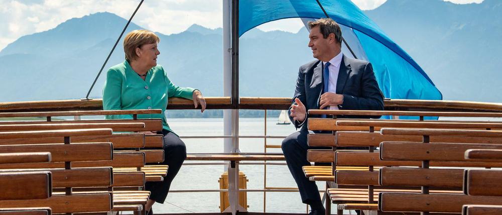 Angela Merkel und Markus Söder auf einem Boot auf dem Chiemsee. 