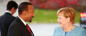 Bundeskanzlerin Angela Merkel (CDU) begrüßt den äthiopischen Premier Abiy Ahmed in Berlin. Foto: Reuters/Hannibal Hanschke