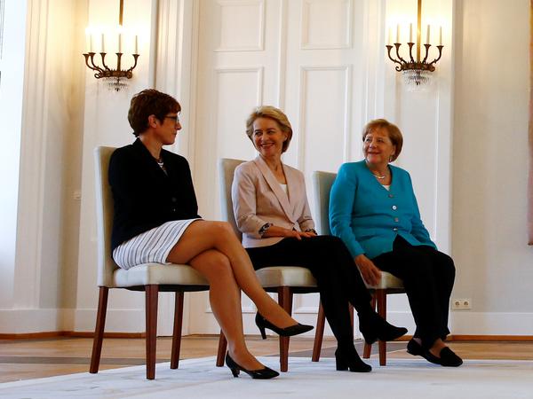 Ursula von der Leyen, Annegret Kramp-Karrenbauer und Angela Merkel im Schloss Bellevue.