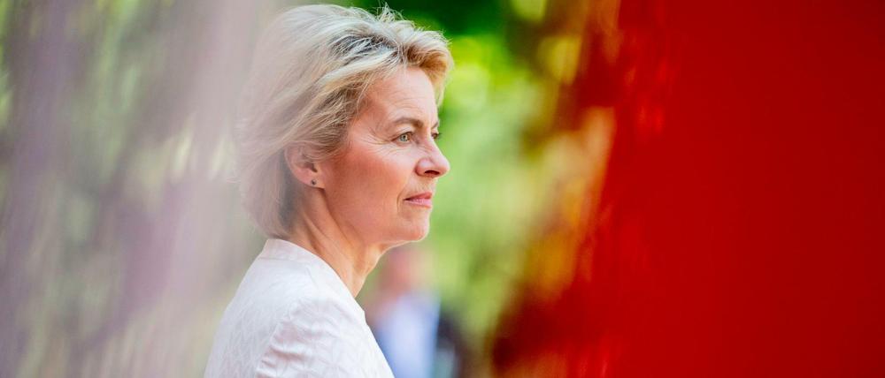 German Defence Minister Ursula von der Leyen waits to welcome participants in a meeting of the "Northern Group" defence ministers at Villa Borsig in the north of Berlin on June 25, 2019. (Photo by Christoph Soeder / dpa / AFP) / Germany OUT